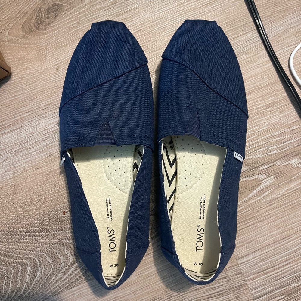 TOMS Size 10 Women’s Classic Canvas Navy Slip-ons (Excellent condition)
